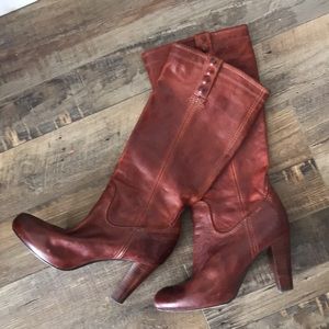 FRYE LEATER HEELED SLIP ON BOOTS